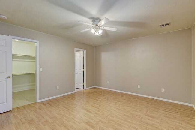 Building Photo - Duplex in Yukon, Available Now!