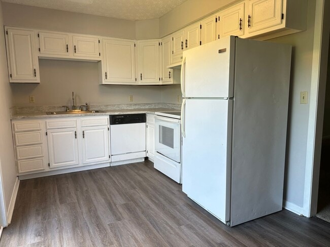 Building Photo - 2 Bedrooms 1.5 baths Townhouse, Kingsport TN