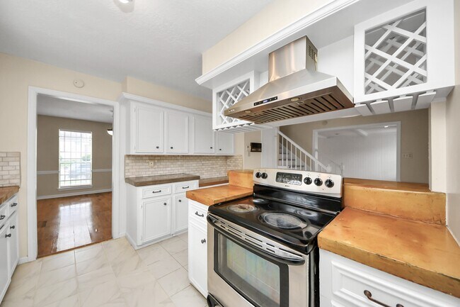 Building Photo - 11411 Briar Forest Dr