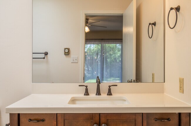 Building Photo - 2921 Valle Vista
