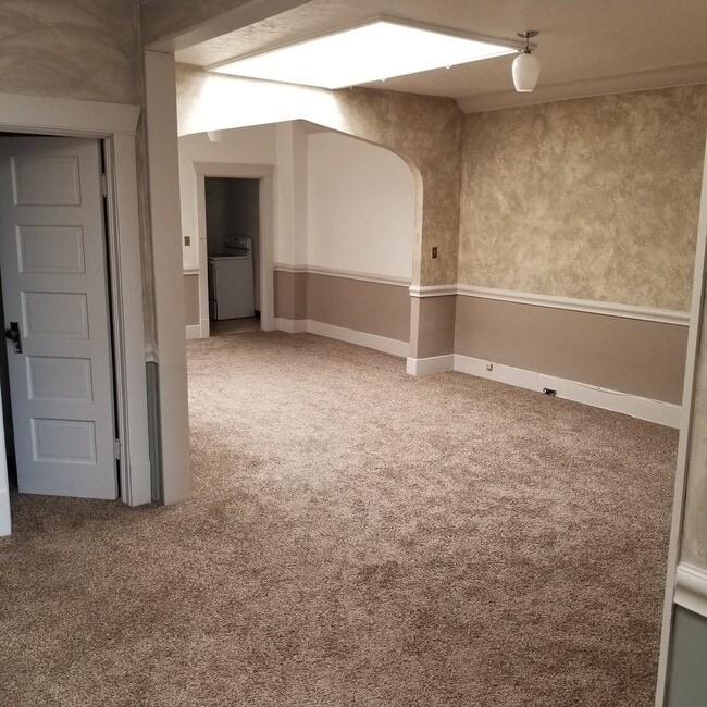 Building Photo - Spacious 2 bed 1 bath apartment on Main st...
