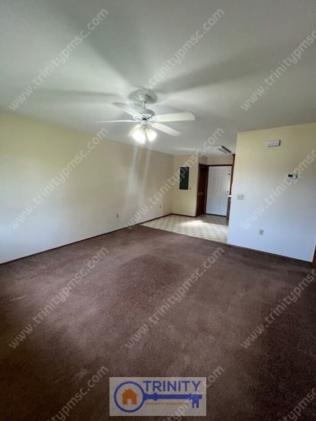 Building Photo - Cute and Available NOW!