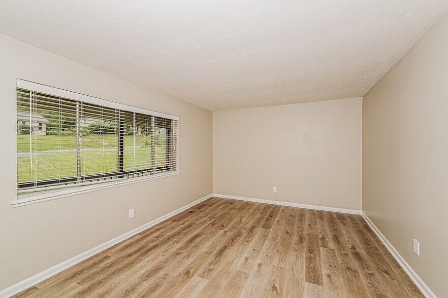 Building Photo - 724 Country View Dr NE