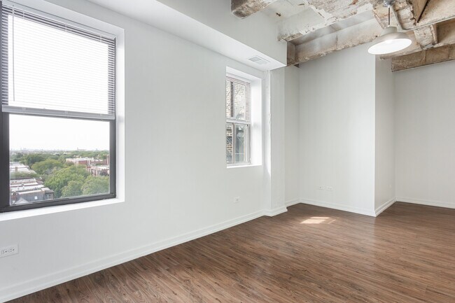 Building Photo - 1325 W Wilson Ave