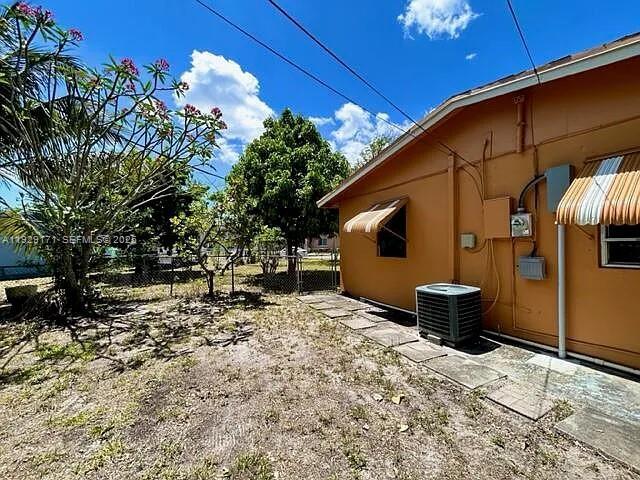 Building Photo - 1536 NW 15th Ave