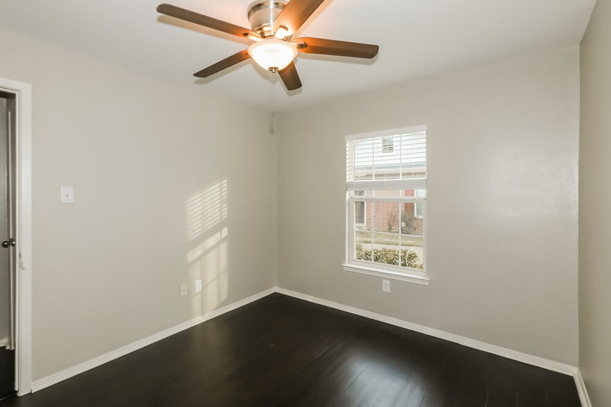 Building Photo - 6154 Settlers Lake Cir E