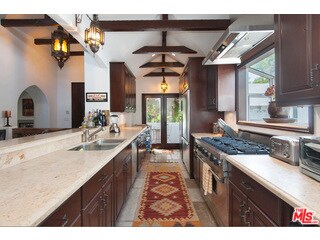 Building Photo - 9031 Rosewood Ave