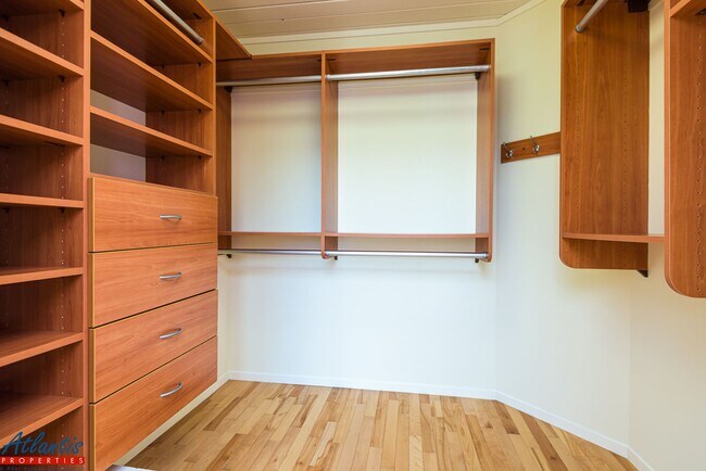 Building Photo - Gorgeous Eichler Home | Desirable Location