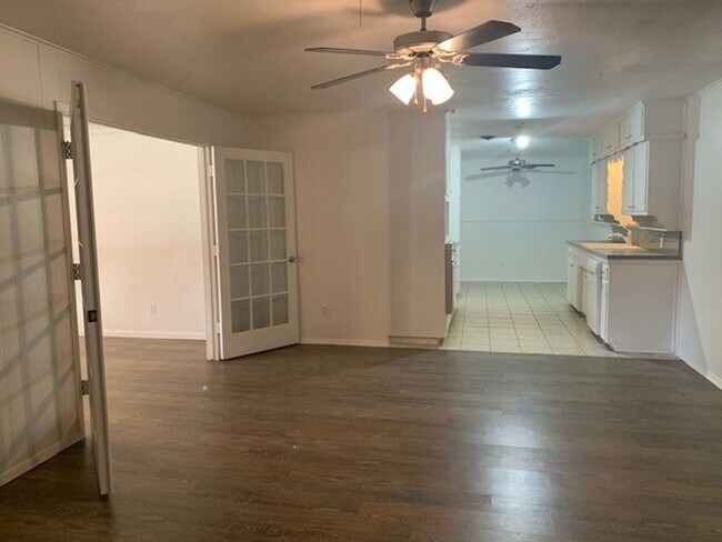 Building Photo - Spacious 3 Bedroom, 2 Full Bath Home Located in SW Ft. Worth!