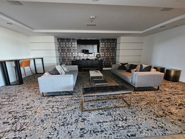 Building Photo - Glass House 1 Bed 1 Bath High Rise Condo w/ Mountain & City Views!!