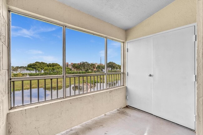 Building Photo - 2841 N Oakland Forest Dr