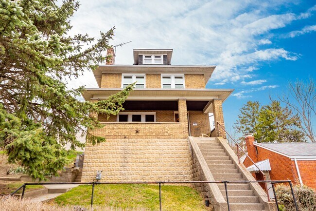 AVAILABLE FOR EARLY DECEMBER! Do not miss this HUGE 3-BEDROOM / 2-BATHROOM home in CARRICK! SECT... - AVAILABLE FOR EARLY DECEMBER! Do not miss this HUGE 3-BEDROOM / 2-BATHROOM home in CARRICK!  SECT...