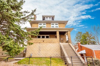 Building Photo - AVAILABLE FOR EARLY DECEMBER! Do not miss this HUGE 3-BEDROOM / 2-BATHROOM home in CARRICK!  SECT...