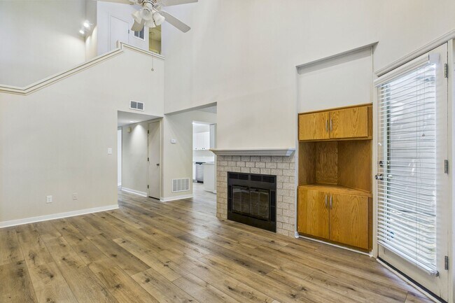 Building Photo - Charming 3-Bedroom Townhome in Sunset Woods