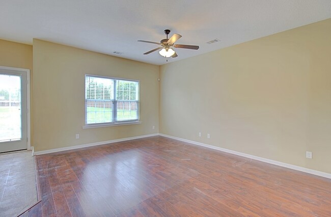 Building Photo - 935 Mustang Ln NE