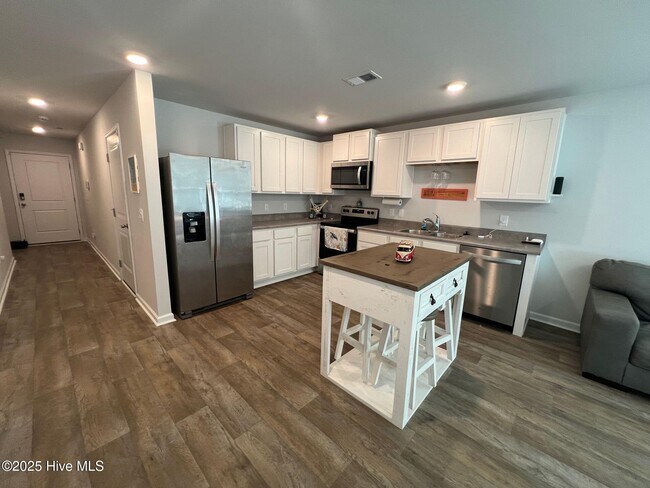 Building Photo - 115 Cleat Dr