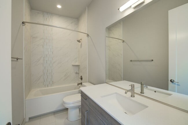 Building Photo - 4Bd/3Ba Bellevue Townhouse