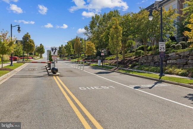 Building Photo - 724 Sentry Square