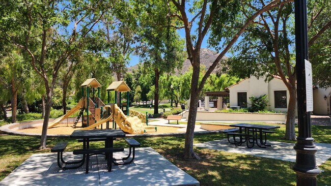 Building Photo - Gorgeous home on the Golf Course in a gated community.