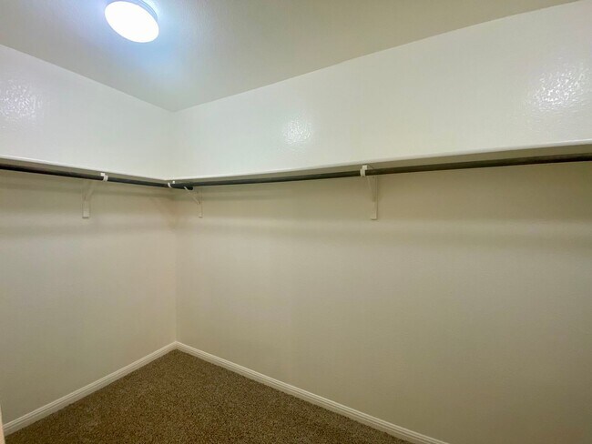 Building Photo - Updated Home in Pioneer Crossing! Available for July!