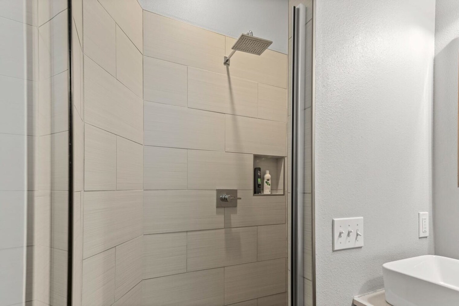 Building Photo - 352 W 5th St