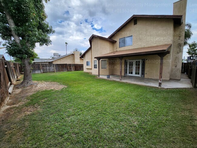 Building Photo - 3 bedrooms /2.5 bath two-story gem boasts ...