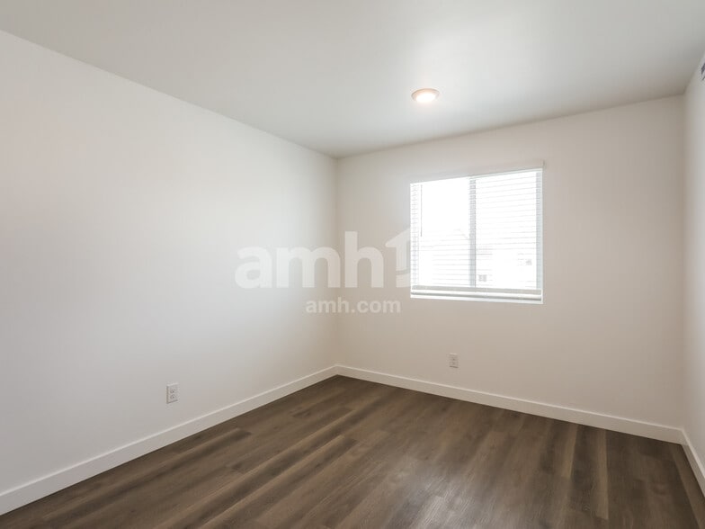 Building Photo - 25796 N 185th Ave
