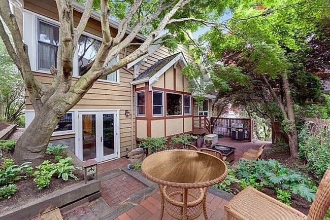 Building Photo - Queen Anne Home