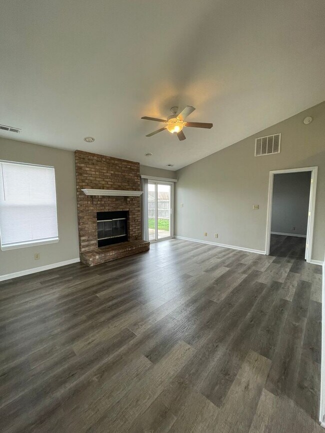 Building Photo - 3 Bedroom Single Family Home - Burnett Creek School District