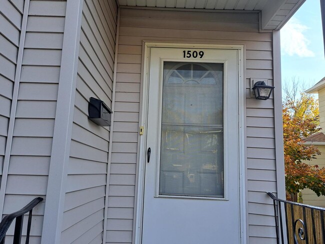 Building Photo - 1509 W Greenleaf Ave