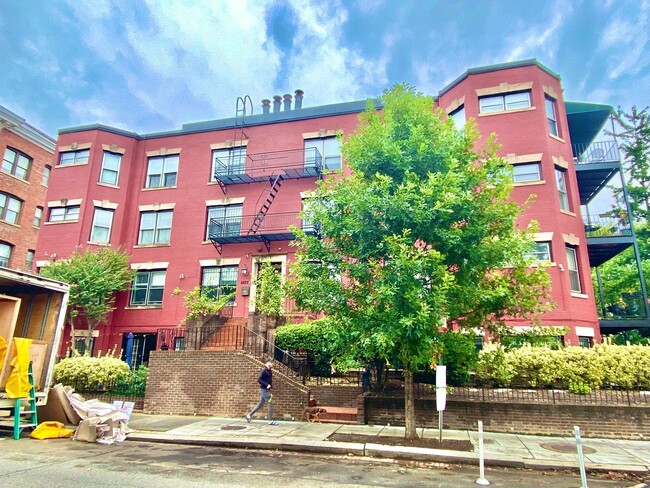Primary Photo - Logan/Dupont 1BR 1BA unit with hardwood fl...