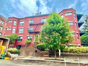 Building Photo - Logan/Dupont 1BR 1BA unit with hardwood fl...