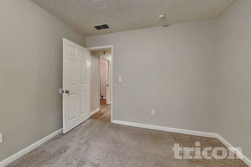Building Photo - 270 Rosewood Dr