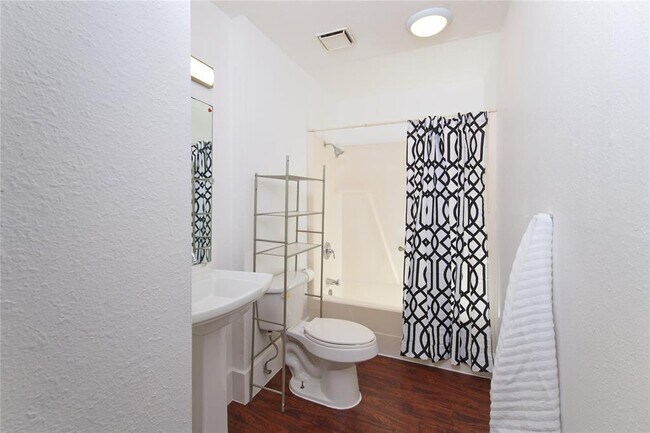 Building Photo - 833 Old Ranch Rd 12