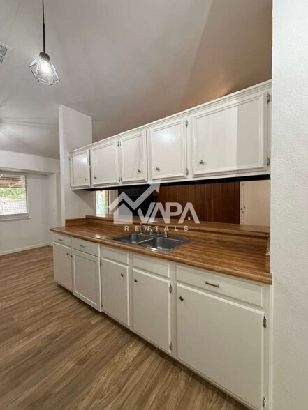 Building Photo - 13207 La Ventana St