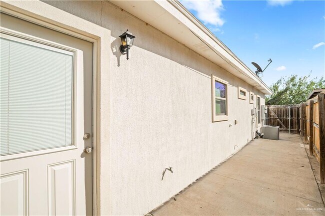 Building Photo - 18 N Ebony St