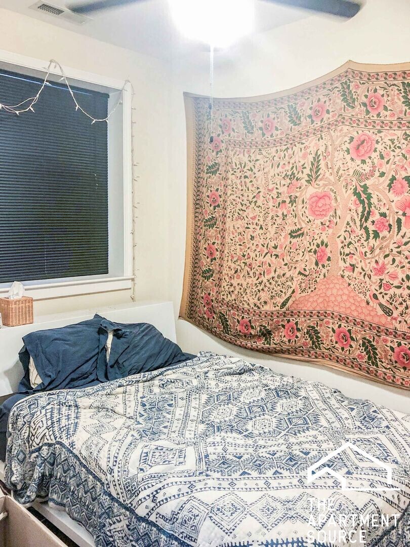 Building Photo - 849 W Cornelia Ave