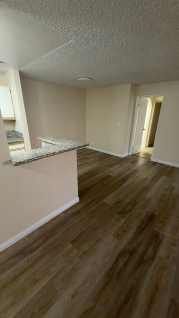 Building Photo - 2 Bedroom Condo!