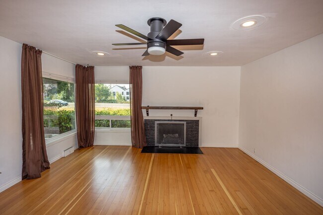 Building Photo - 2 bedr + Bonus Room / Large yard and garage.