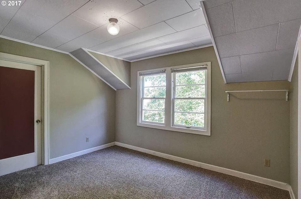 Private bedroom with walk-in closet - 4480 SW Pasadena St