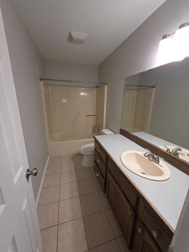 Building Photo - 604 Twin Oaks Dr
