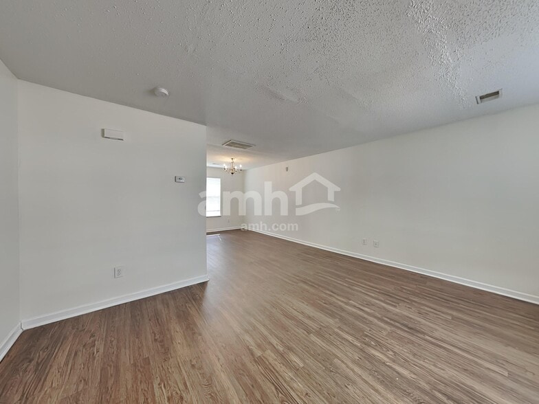 Building Photo - 505 Kingsman Ln