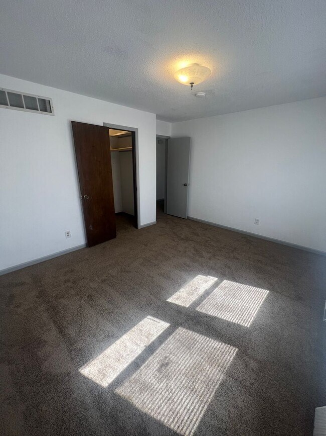 Building Photo - 429-431 Maple Grove Way