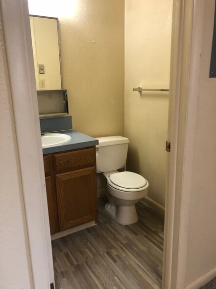 half bath - 590 N Woodruff Ave