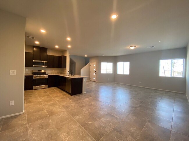 Building Photo - AMAZING GATED 3 BED 2.5 BATH 2 CAR GARAGE !