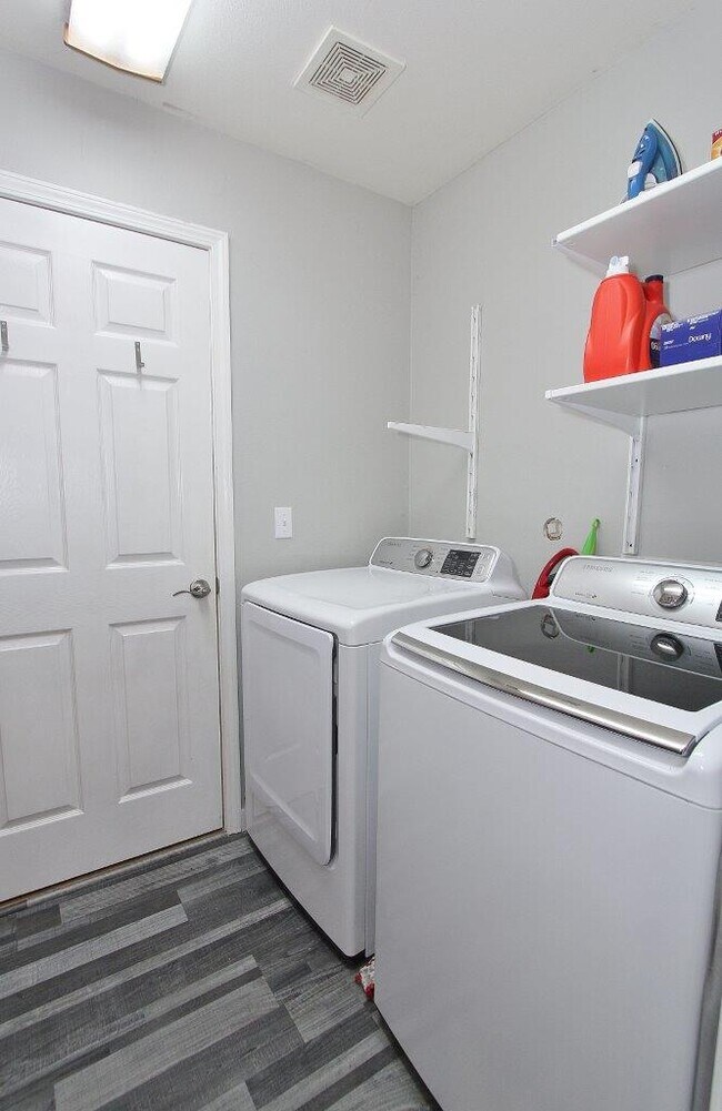 Building Photo - 1915 W Mulhuland Ct