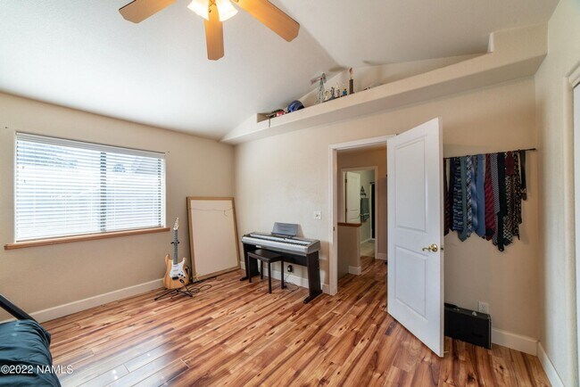 Building Photo - Westside 4 Bed, 2.5 Bath House with A/C & 2-Car Garage Near NAU & CCC! Students & Pets OK! Aug 10th!