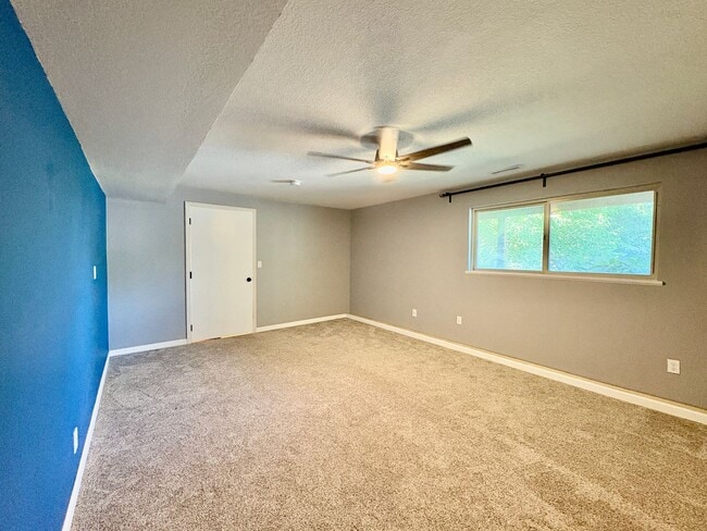 Building Photo - 1533 Ridgeview Ct