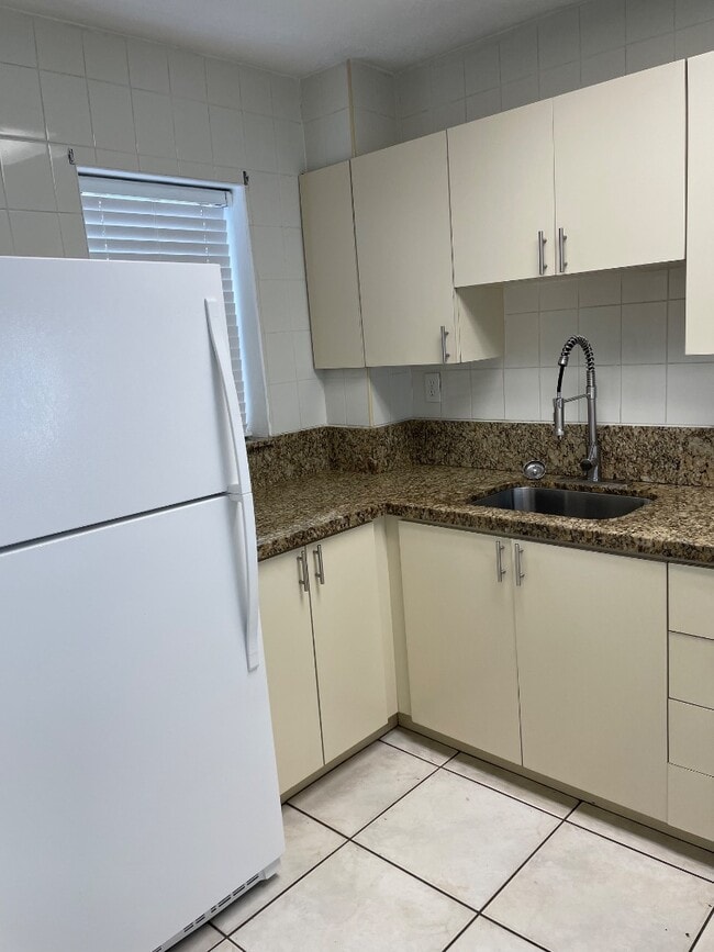 Building Photo - 305 W 68th St