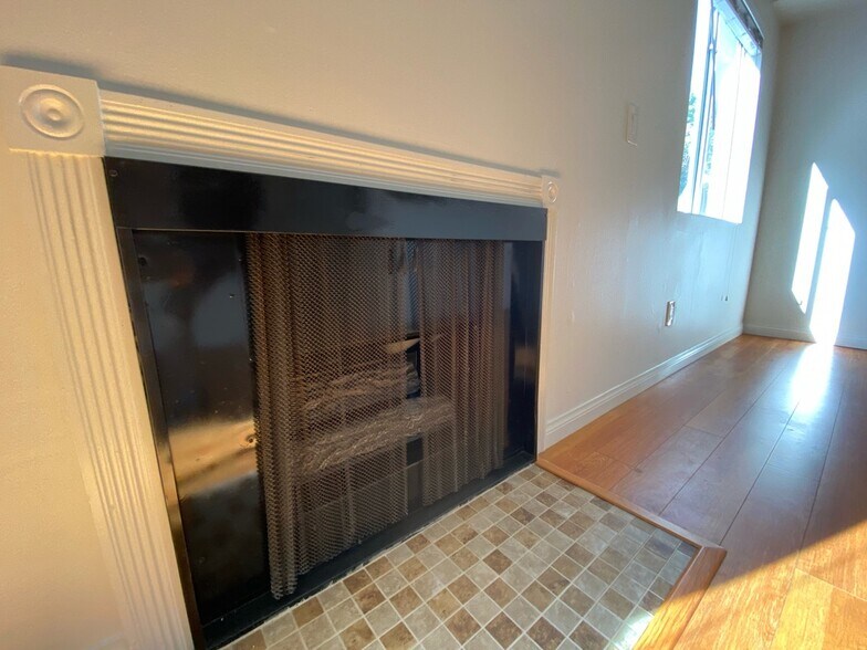 Building Photo - 6139 Fountain Ave